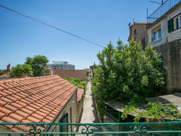 Garden Apartment Hotel : photo 8 de la chambre appartement 1 chambre avec balcon