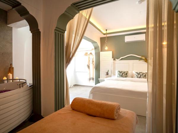 Liman Hotel Gümüslük - Adult Only : photo 3 de la chambre chambre lit queen-size avec baignoire spa
