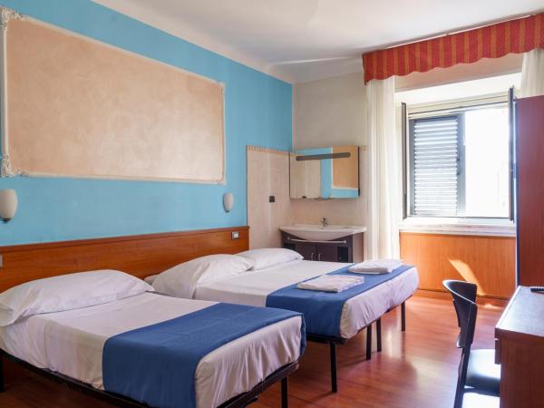 Hotel America : photo 3 de la chambre chambre triple avec salle de bains commune