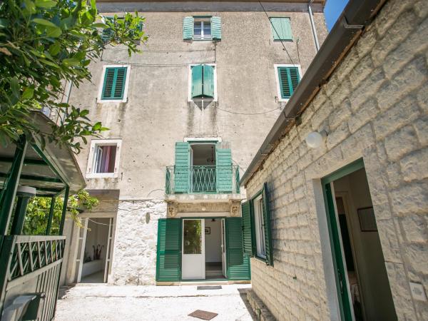 Garden Apartment Hotel : photo 1 de la chambre appartement 1 chambre avec balcon