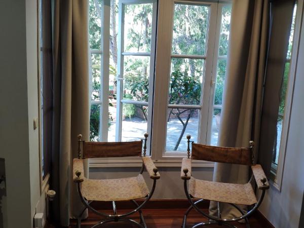 Villa Antumalal B&B : photo 4 de la chambre chambre lit queen-size - vue sur jardin