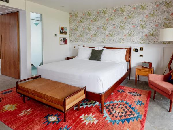 RISE Uptown : photo 1 de la chambre chambre lit king-size avec balcon