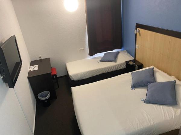 Enzo Hotels Vierzon by Kyriad Direct : photo 2 de la chambre chambre triple avec 1 lit double et 1 lit simple