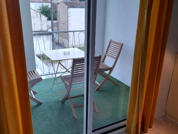 Contact Hotel de France : photo 1 de la chambre chambre triple avec balcon