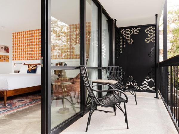 RISE Uptown : photo 2 de la chambre chambre lit king-size avec balcon