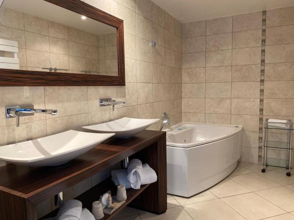 Best Western Premier Le Patio des Artistes Wellness Jacuzzi : photo 4 de la chambre suite junior avec baignoire spa