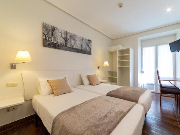 Pension Aida : photo 1 de la chambre chambre double ou lits jumeaux avec balcon