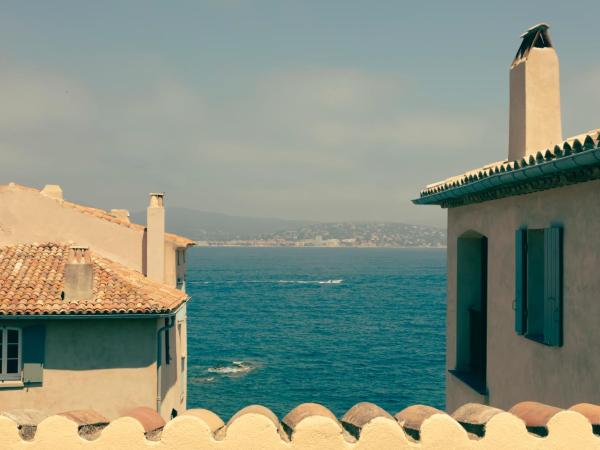 Hotel la Ponche : photo 4 de la chambre suite prestige tropézienne avec terrasse - vue sur mer