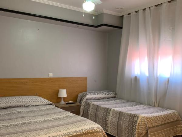 Pensión Bowling : photo 2 de la chambre chambre double avec lit d'appoint