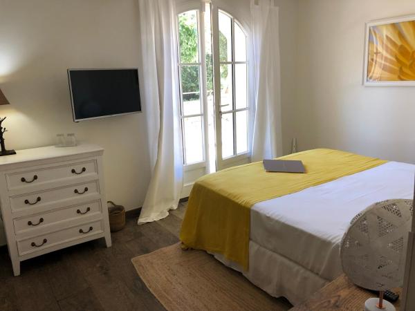 Le Clos des Sept Palmiers : photo 5 de la chambre chambre double avec accès au jardin