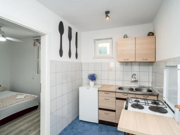 Apartment & Rooms Alan : photo 8 de la chambre chambre double avec salle de bains commune