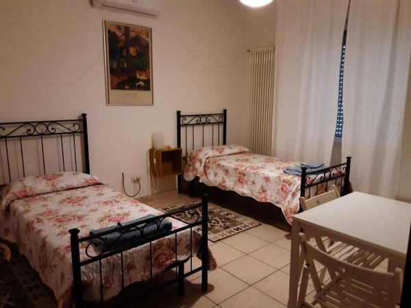 Locazione Menini - Camere zona stazione : photo 1 de la chambre chambre lits jumeaux