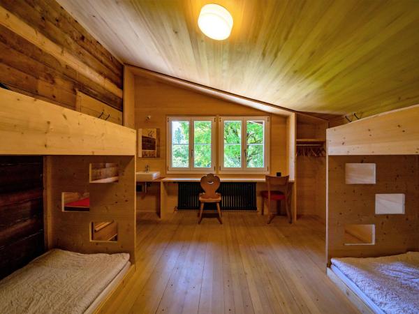 Naturfreunde Hostel Grindelwald : photo 3 de la chambre chambre quadruple avec salle de bains commune