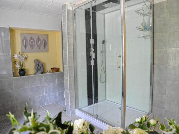 Maison Matachot : photo 5 de la chambre chambre familiale avec salle de bains privative