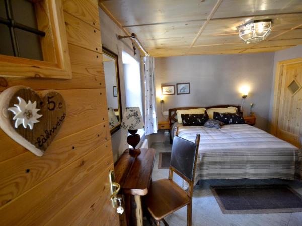 Maison Du-Noyer Chambres et Tables d'Hotes : photo 1 de la chambre chambre double supérieure avec lit d'appoint