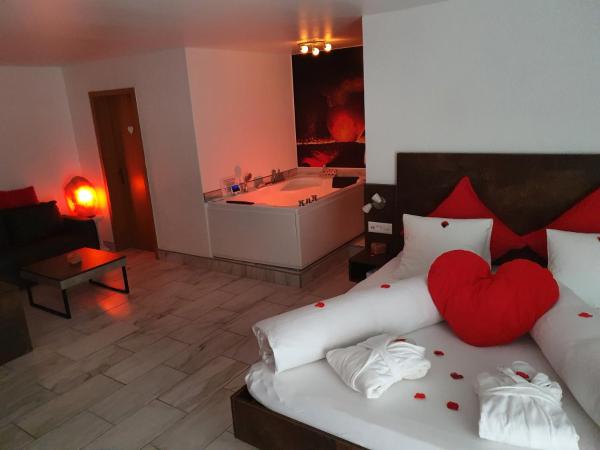 Hotel dala : photo 8 de la chambre suite avec jacuzzi et balcon