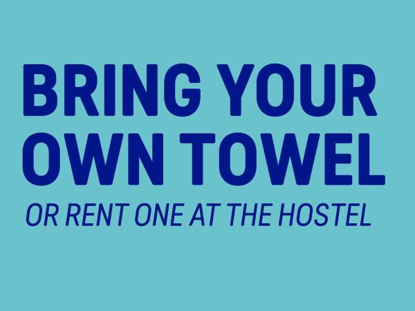 Stayokay Hostel Maastricht : photo 1 de la chambre chambre lits jumeaux Économique avec lits superposés et salle de bains privative avec douche 