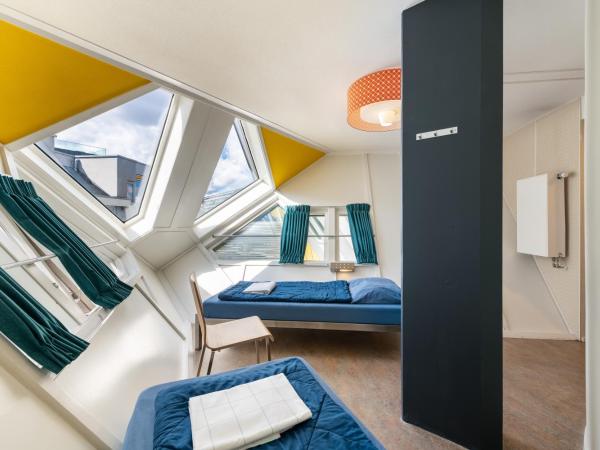 Stayokay Hostel Rotterdam : photo 4 de la chambre chambre lits jumeaux avec salle de bains privative et douche