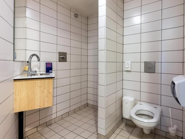 Stayokay Hostel Rotterdam : photo 5 de la chambre chambre lits jumeaux avec salle de bains privative et douche