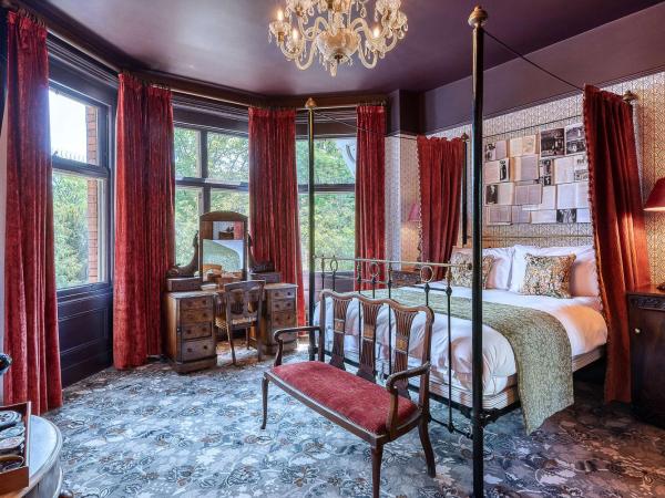 Clementine's Guest House : photo 1 de la chambre chambre double avec lit à baldaquin