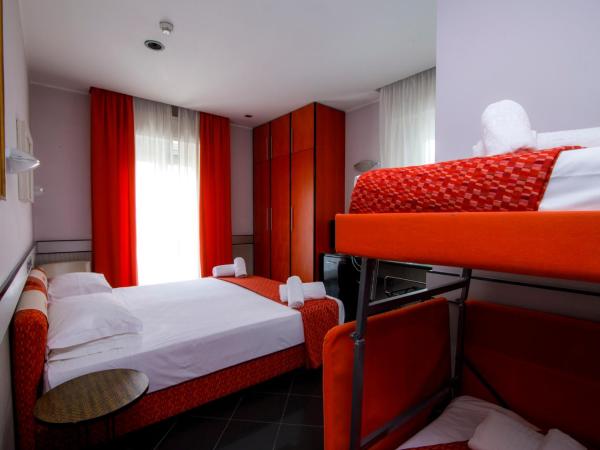 Hotel Derby : photo 1 de la chambre chambre quadruple avec balcon