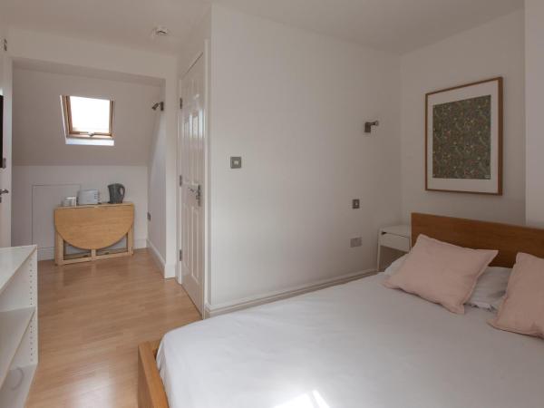 Tooting Rooms by DC London Rooms : photo 10 de la chambre chambre double avec salle de bains privative