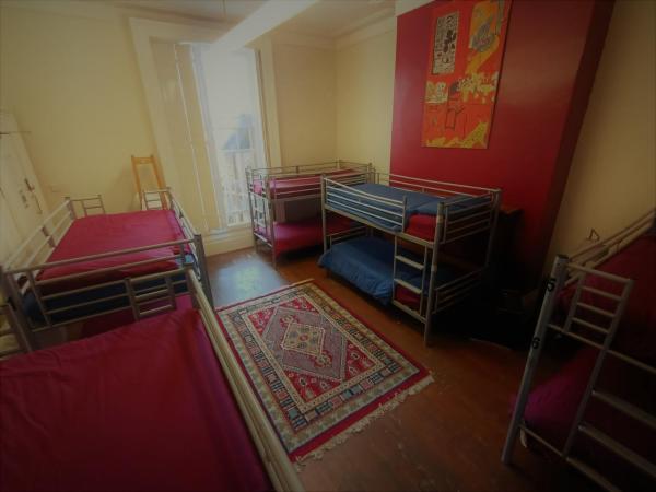 Embassie Backpackers : photo 3 de la chambre lit simple en dortoir pour hommes (10 adultes)