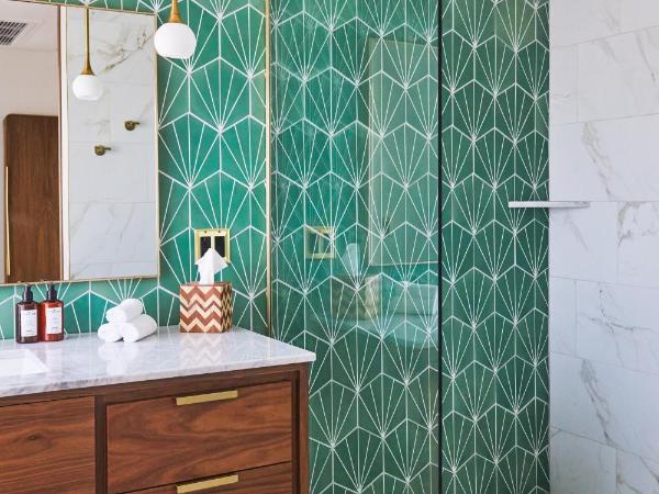 RISE Uptown : photo 4 de la chambre chambre lit king-size avec balcon