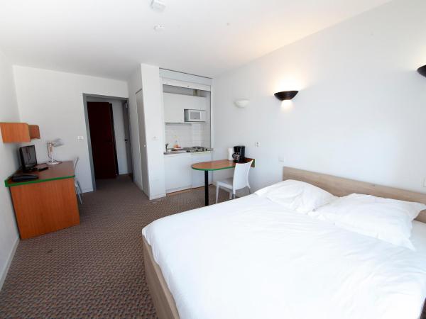 Hôtel et Résidence Les Lauréades Clermont-Ferrand Centre Jaude : photo 2 de la chambre studio grand lit classique