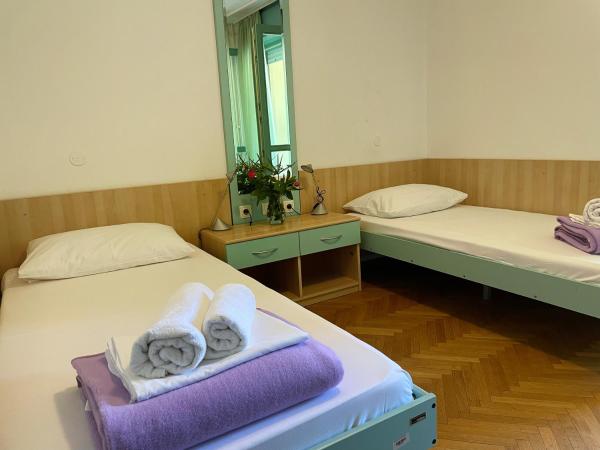 Hostel Spinut : photo 3 de la chambre chambre lits jumeaux avec salle de bains privative