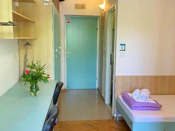 Hostel Spinut : photo 5 de la chambre chambre lits jumeaux avec salle de bains privative