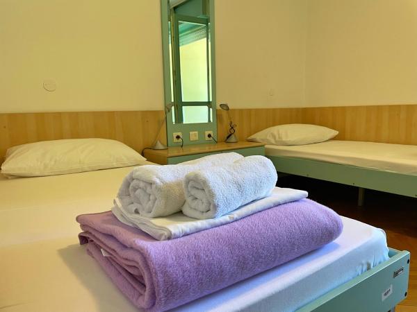 Hostel Spinut : photo 9 de la chambre chambre lits jumeaux avec salle de bains privative