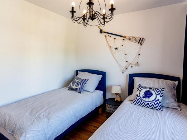 Hostel & Apartments Kołobrzeg : photo 2 de la chambre chambre lits jumeaux avec salle de bains commune