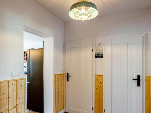 Hostel & Apartments Kołobrzeg : photo 10 de la chambre chambre lits jumeaux avec salle de bains commune