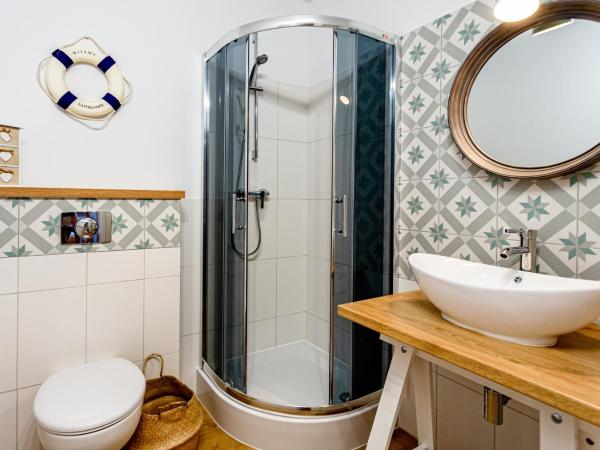 Hostel & Apartments Kołobrzeg : photo 9 de la chambre chambre double avec salle de bains commune