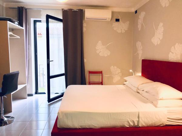 Guest House 296 : photo 2 de la chambre chambre lit king-size avec balcon