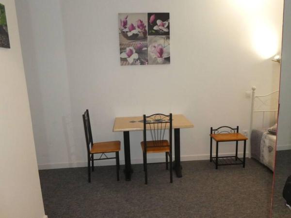 eTANIT ! Béziers Plein Centre - 1mn Du Bus, De la Gare du Train et liaison Aéroport -Chambres Climatisées -Spacieuses Amenagees pour Singles, Couple, et ou Familles -Parking a vélos -Consigne : photo 6 de la chambre chambre quadruple premium