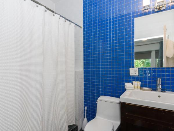 House 5863- Chicago's Premier Bed and Breakfast : photo 6 de la chambre chambre lit-king size - 1