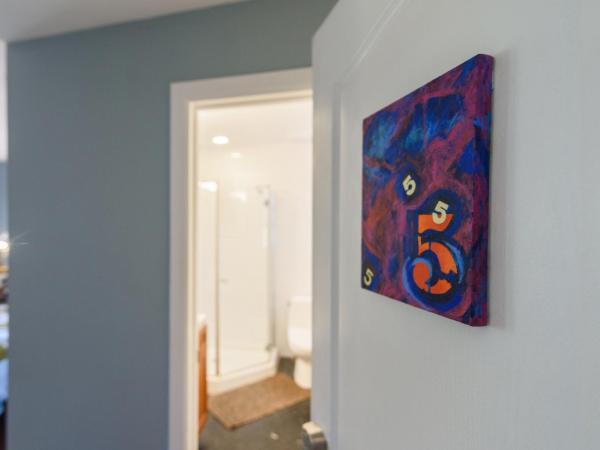 House 5863- Chicago's Premier Bed and Breakfast : photo 3 de la chambre chambre king 5