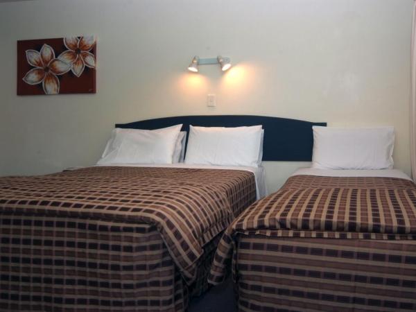 Baycourt Lakefront Motel : photo 1 de la chambre suite familiale avec bain à remous