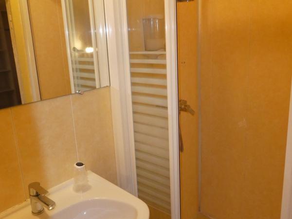 eTANIT ! Béziers Plein Centre - 1mn Du Bus, De la Gare du Train et liaison Aéroport -Chambres Climatisées -Spacieuses Amenagees pour Singles, Couple, et ou Familles -Parking a vélos -Consigne : photo 3 de la chambre chambre double deluxe