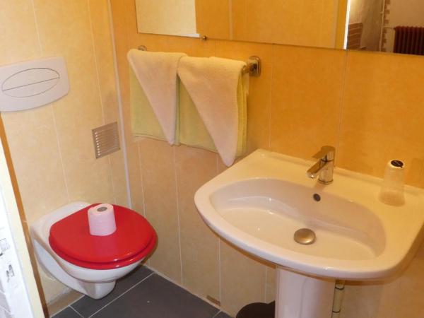 eTANIT ! Béziers Plein Centre - 1mn Du Bus, De la Gare du Train et liaison Aéroport -Chambres Climatisées -Spacieuses Amenagees pour Singles, Couple, et ou Familles -Parking a vélos -Consigne : photo 4 de la chambre chambre double deluxe