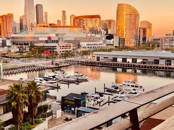 AKOM AT Docklands : photo 9 de la chambre two-bedroom apartment with views and two bathrooms - getaway