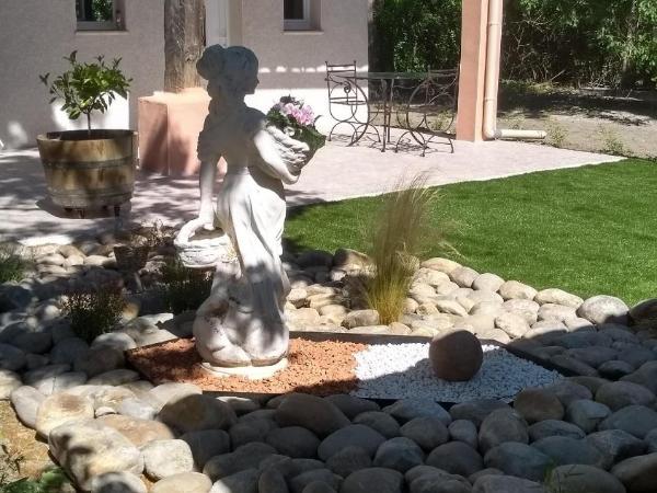 Maison 4 étoiles et Studio 3 étoiles indépendants avec piscine : photo 2 de la chambre villa - vue sur jardin