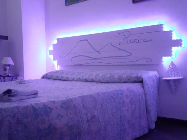 Camera Rarisa Napoli centro : photo 1 de la chambre petite chambre double