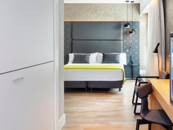 Catalonia Giralda : photo 3 de la chambre chambre familiale avec terrasse 