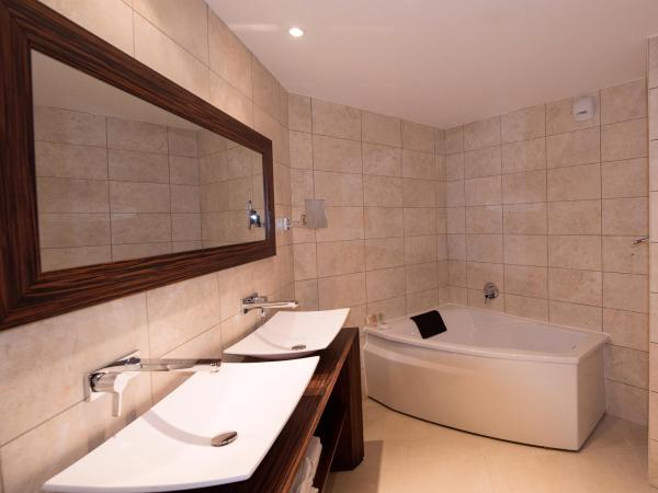 Best Western Premier Le Patio des Artistes Wellness Jacuzzi : photo 5 de la chambre suite avec terrasse 