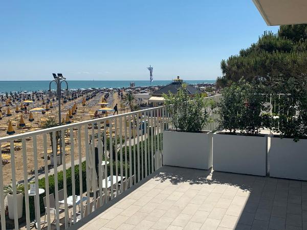 Hotel Solemare - Frontemare - 3 Stelle Superior : photo 1 de la chambre chambre triple avec terrasse - vue sur mer