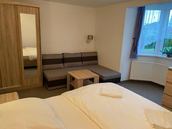 Pension Clara : photo 3 de la chambre chambre double deluxe avec lit d'appoint