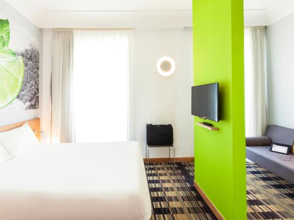 Ibis Styles Napoli Garibaldi : photo 8 de la chambre chambre standard avec trois lits simples